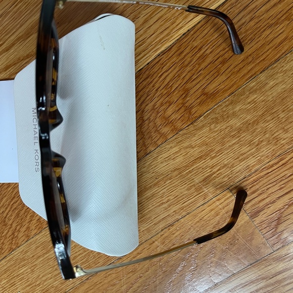 Fabulous Michael Kors Dark Tortoise with Gold Trim Frame - Picture 4 of 8